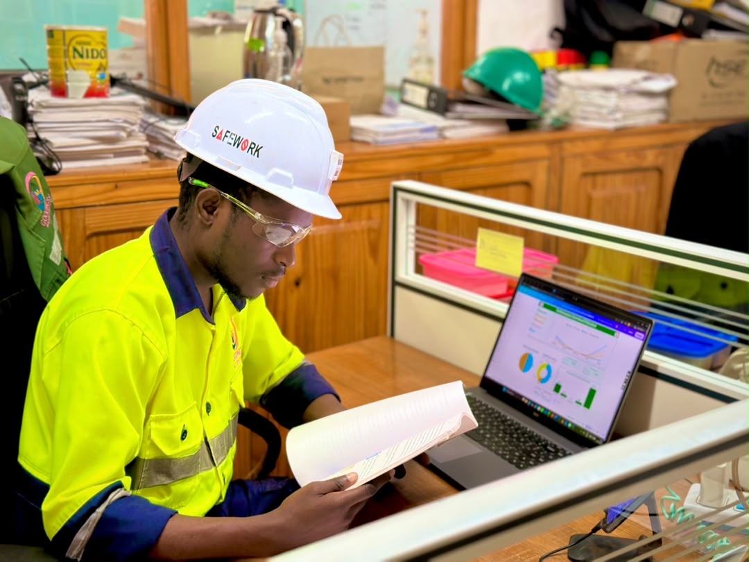 Équipe Goodness Multi Services alignée sur un site industriel en RDC